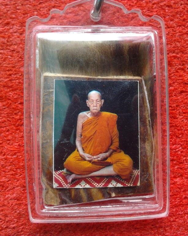 รูปถ่ายหลวงพ่อชาญหลังหนังเสือเลี่ยมพลาสติก ขนาดห้อยคอ