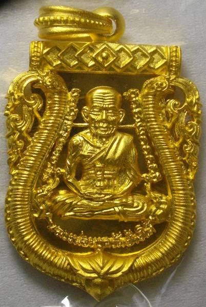 เหรียญฉลุหลวงปู่ทวด รุ่น 100ปี อาจารย์ทิม พิมพ์เสมาหน้าเลื่อน ฉลุลายยกองค์ เนื้อบรอนช์นอกชุบทอง