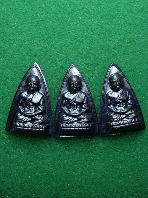 3 เหรียญ   เหรียญกรีบบัว รศ ๒๐๐ หน้ารุน๑ หลวงปู่ทวด  นิยม บล๊อกมีลูกตา รมดำสวยๆ