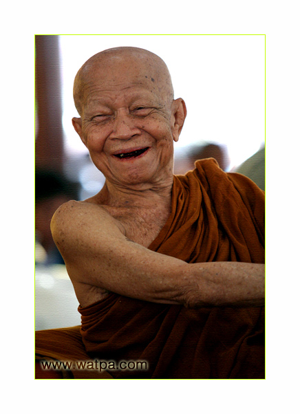 เหรียญนำโชค  หลวงตามหาบัว  วัดป่าบ้านตาด ปี 2553 ชุบสามกษัตริย์  พร้อมกรอบทองไมครอนเดิม ๆ สวย