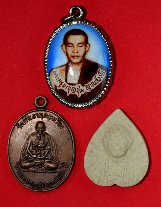 ครูบาบุญชุ่ม ญาณสังวโร วัดพระธาตุดอนเรื่อง จัดเป็นชุด 3 องค์