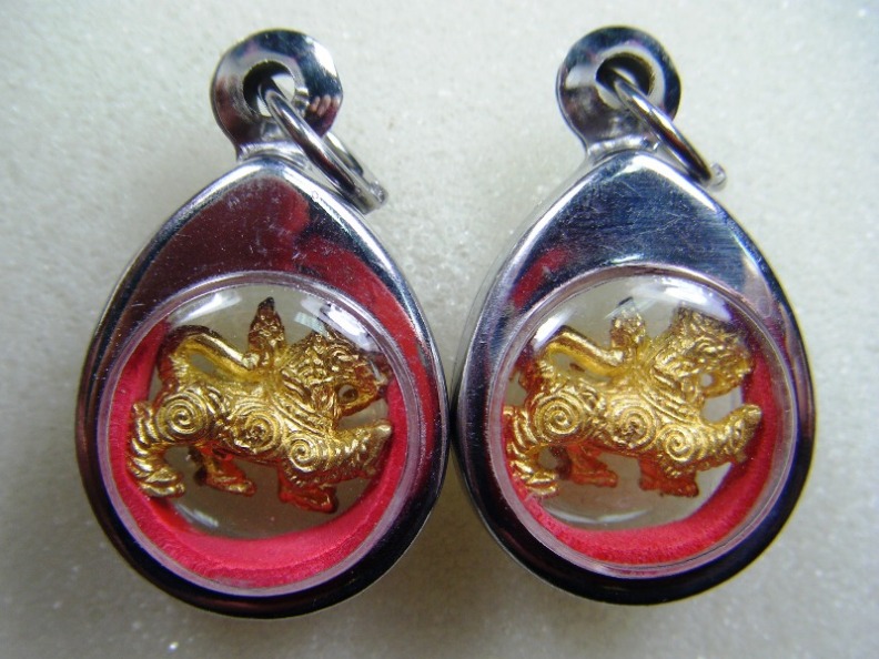 180 บาท 2 ตัวหลวงพ่อเพี้ยน วัดเกริ่นกฐิน ลพบุรี สิงห์จิ๋วตอกโค๊ดพร้อมเลี่ยมสวยๆเคาะเดียวเบาๆ