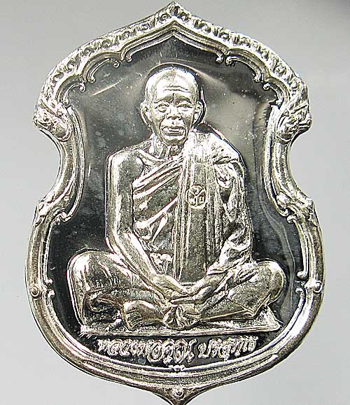 เหรียญอาร์ม หลวงพ่อคูณ วัดพายัพ รุ่น บารมีบุญคูณ 55 เนื้อเงิน + กล่องเดิมครับ