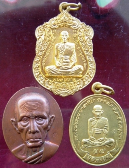 จัดมาให้เป็นชุด เหรียญกฐินปี 53, 54, 55  หลวงพ่อรวย วัดตะโก จ.อยุธยา 