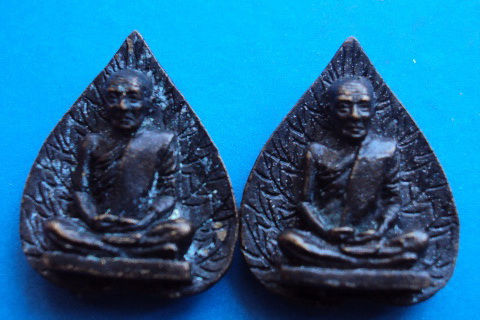 รูปเหมือนใบโพธิ์ หลวงพ่อบุญมี 2 องค์ ผิวหิ้งเดิมๆ เคาะเดียว 650 ครับ