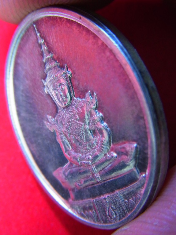 พระแก้วมรกต เนื้อเงิน ปี 2525 เหรียญรูปไข่พิมพ์นิยม