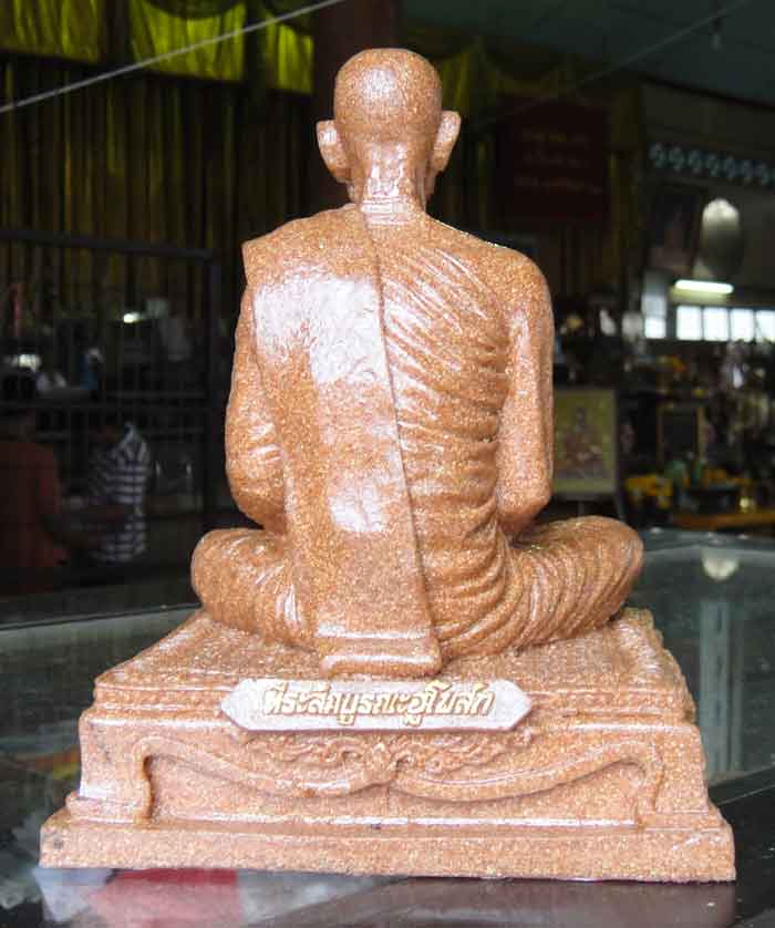 พระบูชาหลวงพ่อพรหม ฐานเหลี่ยม ขนาด ๕ นิ้ว เนื้อกระเบื้องหลังคาโบส์ถ พุทธาภิเษกงานต้มยา ๑๐๐ ปี พ.ศ.๒๕