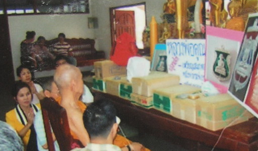 หลวงปู่ทวด หลังหลวงพ่อคูณ วัดบ้านไร่ รุ่นเศรษฐีร่ำรวย กะไหล่เงินลงยาสีแดง กล่องเดิม