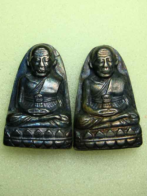 ( ป๊อกเดียว 2 องค์ ) หลวงพ่อทวดวัดม่วงปี 06 รมดำสวยมาก ของดีราคาถูก