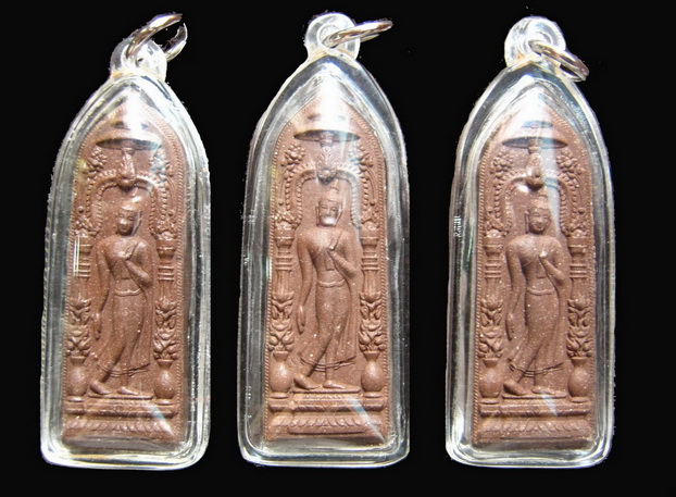 พระผงปางลีลา (เนื้อผงชานหมาก) หลวงปู่นาม วัดน้อยชมภู่เลี่ยมกรอบพร้อมบูชา จุดชุด 3องค์