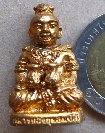 กุมารทองขุมสมบัติ หลวงพ่อเพี้ยน วัดเกริ่นกฐิน จ ลพบุรี เนื้อทองสตางค์ ฐานอุดผง ปี2554 โค้ดและหมายเลข