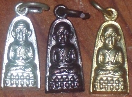 หลวงปู่ทวดปี 08 พิมเล็กมีห่วงวัดใจเคาะเดียว 3 องค์ครับ