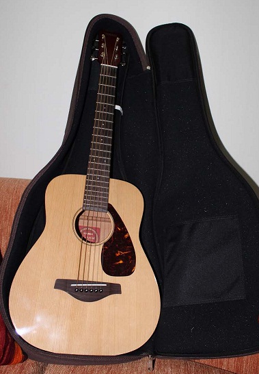 ขายกีต้าร์โปร่ง Yamaha FG Junior JR2 สภาพ 100%พร้อมกระเป๋าใส่