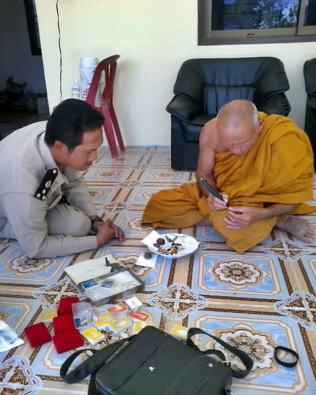 พระกริ่งอุปคุต ชนะมาร หลวงปู่เร็ว รุ่นทวีโชค (๑) เนื้อนวะ หมายเลข ๒๔๒ มีจาร