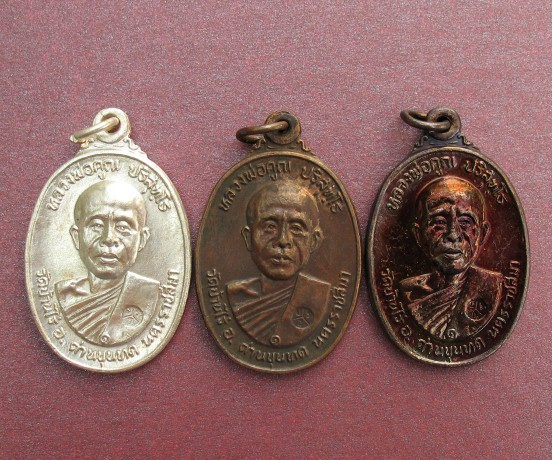 หลวงพ่อคูณวัดตลาดไทรเก่าปี 22 เคาะแรก  3 องค์