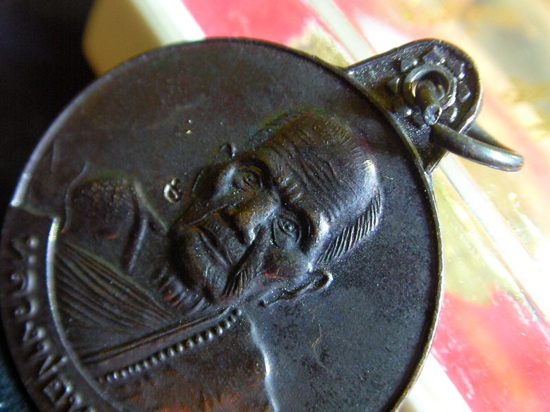 เหรียญหลวงปู่หมุน วัดบ้านจาน ประคำ18เม็ด เหรียญบาง.. คัดมาแบบสวยๆ <<แดงเคาะเดียว>>
