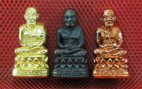หลวงปู่ทวด พิมพ์บัวรอบ 3 องค์ เนื้อเปียกทอง เนื้อนวะ เนื้อสตางค์เเดง วัดในหาน อ.นอง อ.ทอง อ.สุภา ร่ว