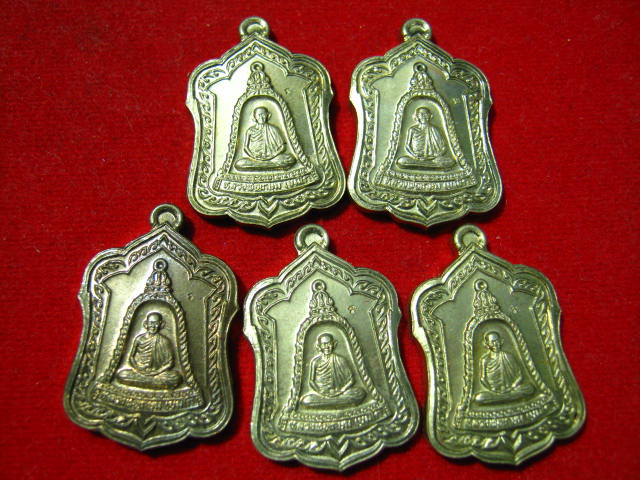 เหรียญแจกทาน หลวงพ่อเกษม ปี 38 เนื้ออัลปาก้า .....ทีเดีย ว 5 องค์ กล่องเดิม ครับ... ส่ง EMS