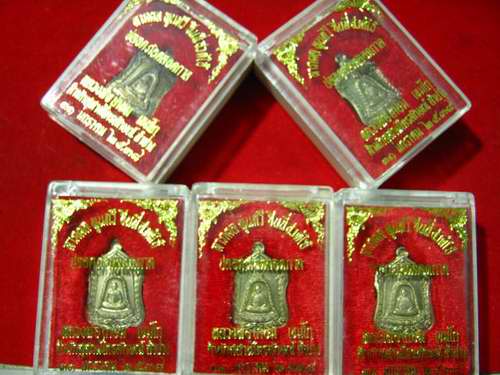 เหรียญแจกทาน หลวงพ่อเกษม ปี 38 เนื้ออัลปาก้า .....ทีเดีย ว 5 องค์ กล่องเดิม ครับ... ส่ง EMS