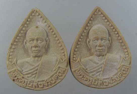 หลวงพ่อโอด วัดจันเสน 2 องค์ พิมพ์หยดน้ำ เนื้อผง ปี 2531