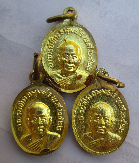 เม็ดเเตง หลวงปู่ทวด ปี 22  ลงยา 3 สี  3 เหรียญ เคาะเดียวครับ
