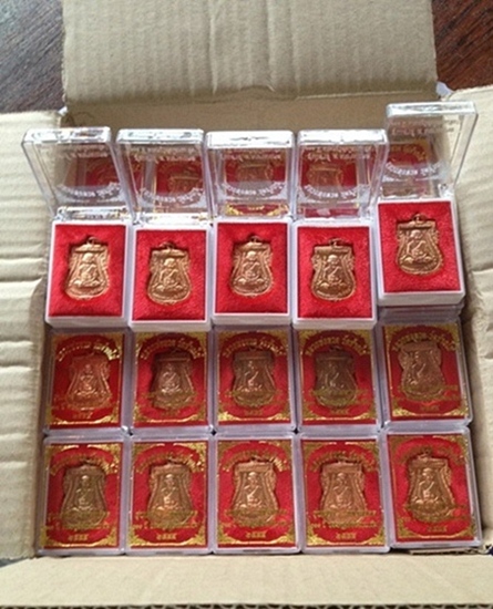 ชุดใหญ่ เหรียญหลวงปู่ทวด 100 ปี เสาร์ 5 มหามงคล วัดช้างไห้ เนื้อทองแดง 1 ลัง (100 เหรียญ)