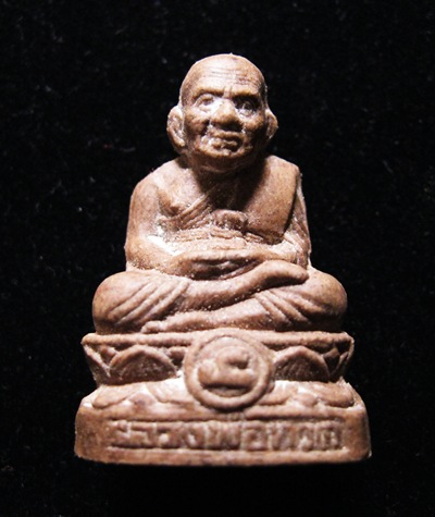 หลวงปู่ทวดลอยองค์ เนื้อว่านแดง ไม่ทราบที่