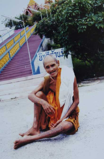 พระพิมพ์ขุนแผนมหาเสน่ห์ หลังยันต์ตรี แช่น้ำมนต์ เนื้อดินดำปราสาทขอมพันปี เทพเจ้าแห่งโชคลาภ หลวงปู่สร