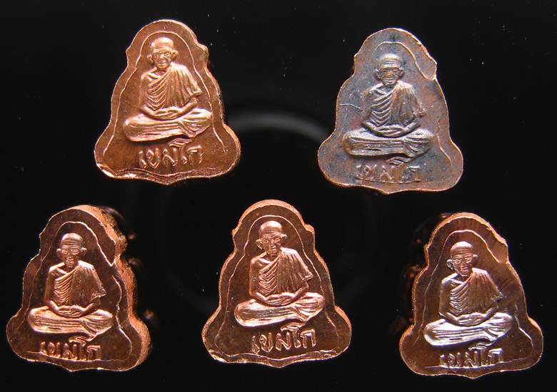 **ทีเดียว 5 องค์ พระปิดตาหลังรูปเหมือน หลวงพ่อเกษม เขมโก เนื้อทองแดง สวยๆ เคาะเดียวแดง**BG21