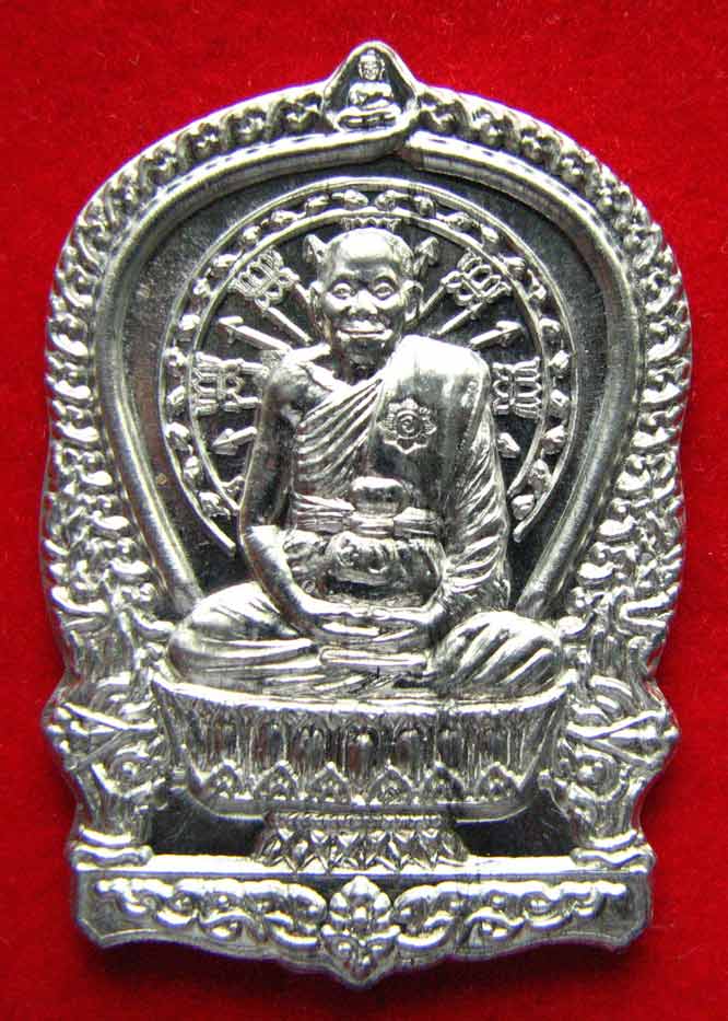 เหรียญนั่งพานชนะมาร หลวงพ่อจรัญ วัดอัมพวัน (เนื้อตะกั่วอวน)จ.สิงห์บุรี ปี2554 พร้อมกล่องเดิม สวยครับ