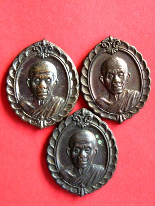 เหรียญหลวงพ่อคูณ รุ่นสก. ศูณย์ศิลปาชีพฯ ปี๓๖ เนื้อทองแดง ชุด ๓ เหรียญ **วัดใจเคาะแรก**