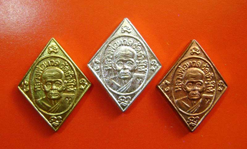 หลวงพ่อทวด ข้าวหลามตัด ปีนัง 06 สวยๆ กะไหล่ทอง +เงิน+ทองแดง ๓