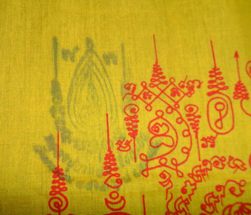 ผ้ายันต์หนุมานแปดกรแผลงฤทธิ์หาวเป็นดาวเป็นเดือน สีเหลือง ปี ๕๐ หลวงปู่กาหลง เขี้ยวแก้ว