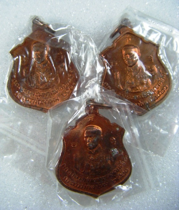 3 เหรียญหลวงปู่แหวน จ.เชียงใหม่ เหรียญอาร์มหลังกรมหลวงชุมพรฯ ปี๒๕๒๐ เนื้อทองแดงผิวไฟเดิมสวยมากครับ 