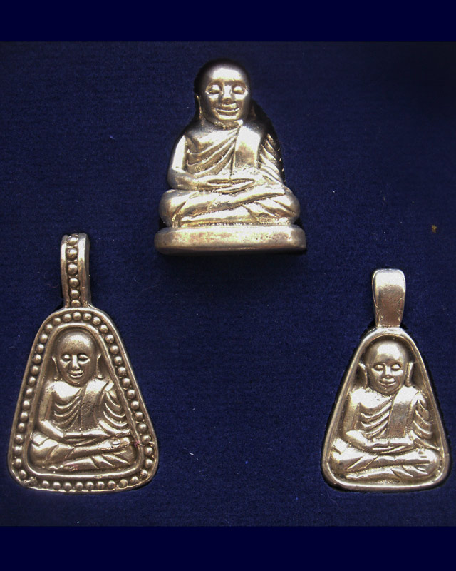 กล่องชุด 3 องค์..หลวงพ่อเงิน บางคลาน รุ่นเมตตาบารมี พ.ศ. 2545 เนื้ออัลปาก้า (1)