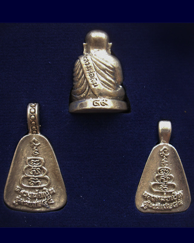กล่องชุด 3 องค์..หลวงพ่อเงิน บางคลาน รุ่นเมตตาบารมี พ.ศ. 2545 เนื้ออัลปาก้า (1)