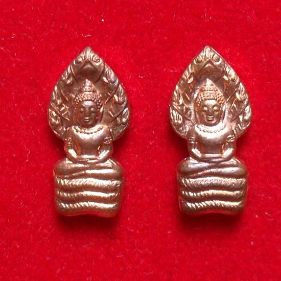 ปรกมะขาม หลวงพ่อคูณ ปี 2537  รุ่นคูณพันล้าน เนื้อทองแดง จำนวน 2 องค์
