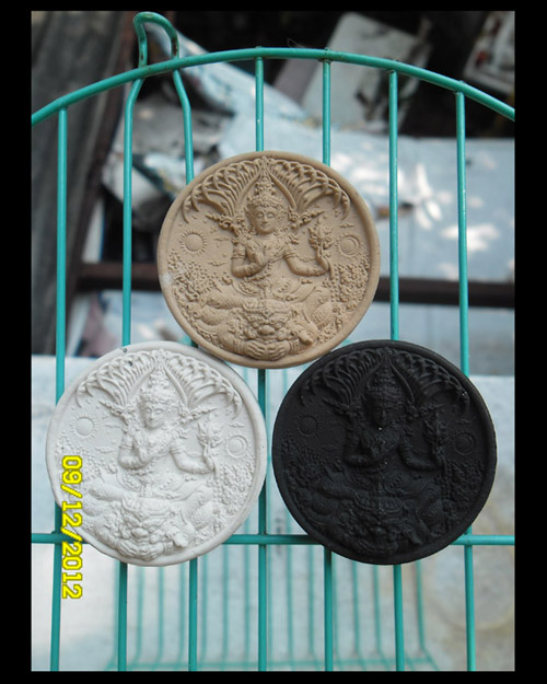 >> แดงทุกเคาะ <<< อภิปัญญามหาเศรษฐี เนื้อผง ครบ 3 สี ขนาด 3.5 ซม.
