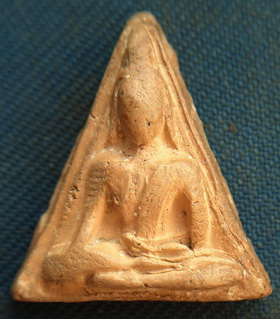 พระนางพญาพิมพ์สังฆฎิ เนื้อดิน ปี2472 หลวงปู่โต๊ะ วัดประดู่ฉิมพลี สวยเดิมๆ มีคราบน้ำมนต์ ดูง่ายครับ
