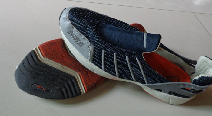 รองเท้า NIKE สปอร์ตลำลอง สวมง่าย ใส่สบายครับ