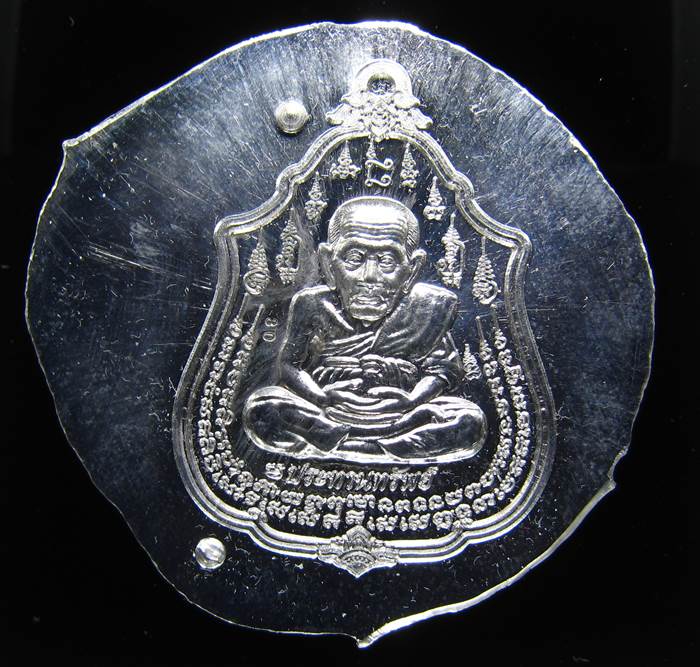 **เหรียญหลวงปู่ทวดนิ้วกระดก เนื้อตะกั่วไม่ตัดปีก หลวงพ่อเพชร สุภท์โท วัดไทรทองพัฒนา เลข 30 เคาะเดียว