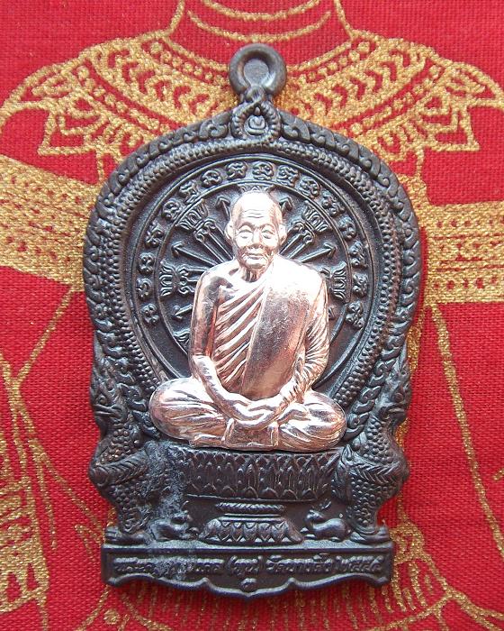 @ เหรียญนั่งพาน"ร่ำรวย" หลวงปู่หุน วัดบางผึ้ง จ.ฉะเทริงเทรา @