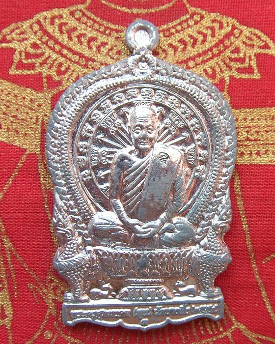 @ เหรียญนั่งพาน"ร่ำรวย" หลวงปู่หุน วัดบางผึ้ง จ.ฉะเทริงเทรา @