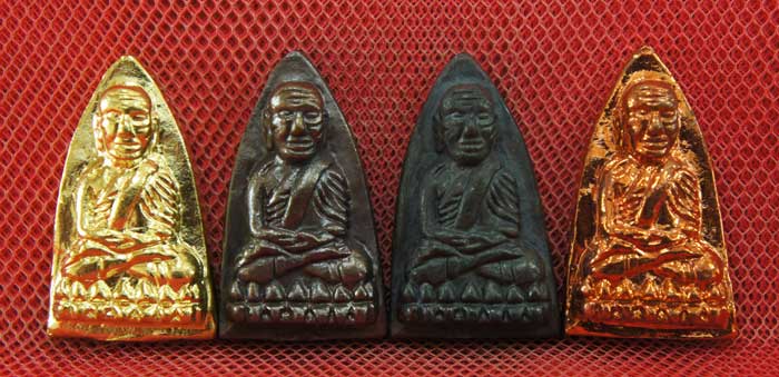 หลวงปู่ทวด พิมพ์เตารีดใหญ่ 4 องค์ เนื้อเปียกทอง เนื้อนวะ เนื้อผิวไฟ เนื้อสตางค์เเดง วัดในหาน อ.นอง อ