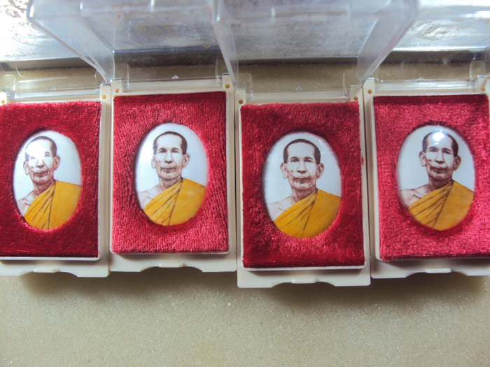 ล๊อคเก็ตหลวงพ่อโอภาษี4กล่อง