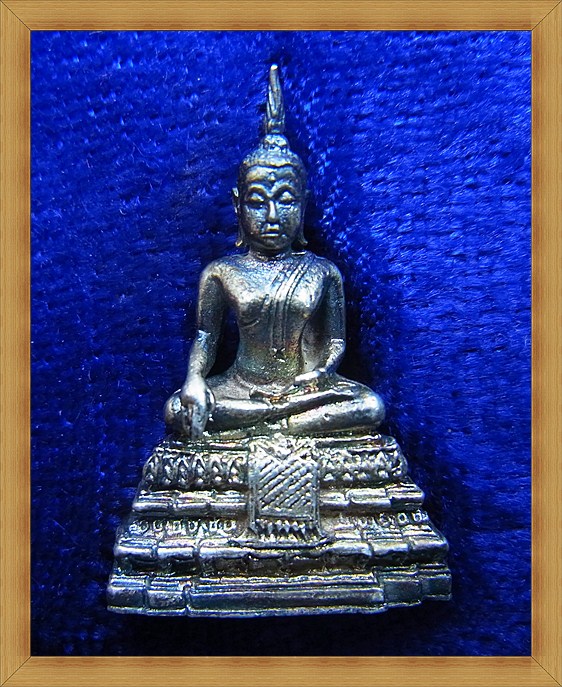 พระกริ่ง มงคลบพิตร ปี ๓๙ เนื้อเงิน กล่องเดิมสวยๆครับ. ไม่แพงครับ.