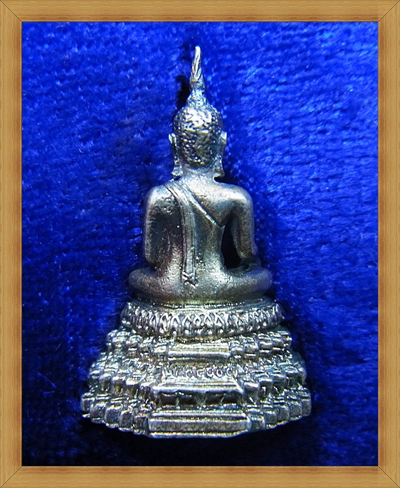 พระกริ่ง มงคลบพิตร ปี ๓๙ เนื้อเงิน กล่องเดิมสวยๆครับ. ไม่แพงครับ.