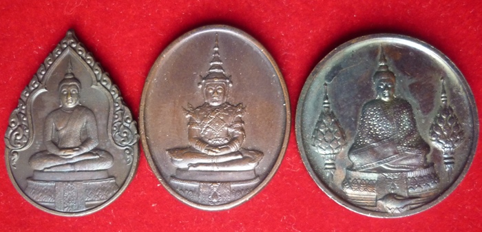 เหรียญพระแก้วมรกต 3 ฤดู ออกวัดพระแก้ว ปี 2525 (เคาะเดียวครับ)