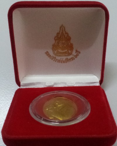 เหรียญในหลวงทรงกล้อง กะไหล่ทอง ฉลองสิริราชสมบัติครบ ๖๐ ปี พศ.2549