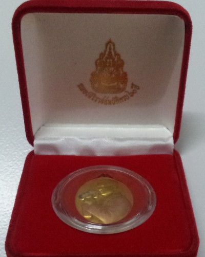 เหรียญในหลวงทรงกล้อง สามกษัตริย์ ฉลองสิริราชสมบัติครบ ๖๐ ปี พศ.2549